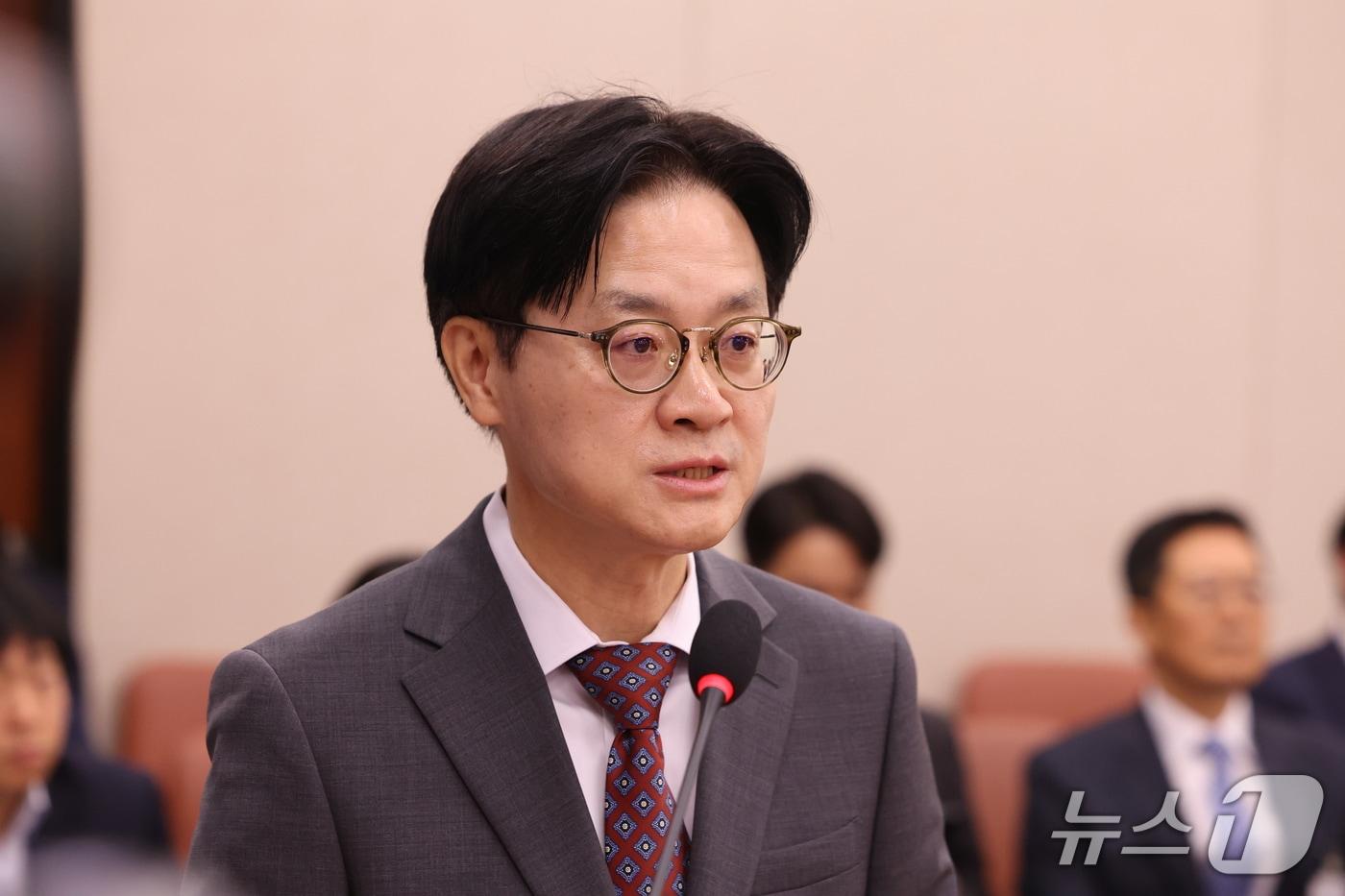 본문 이미지 - 김정관 산업통상부 장관이 22일 오전 서울 여의도 국회에서 열린 산업통상자원중소벤처기업위원회 전체회의에서 '대한민국과 미합중국 간 전략적투자의 운영 및 관리를 위한 특별법'에 따른 대미투자 사전보고를 하고 있다. 2026.9.22 ⓒ 뉴스1 황기선 기자