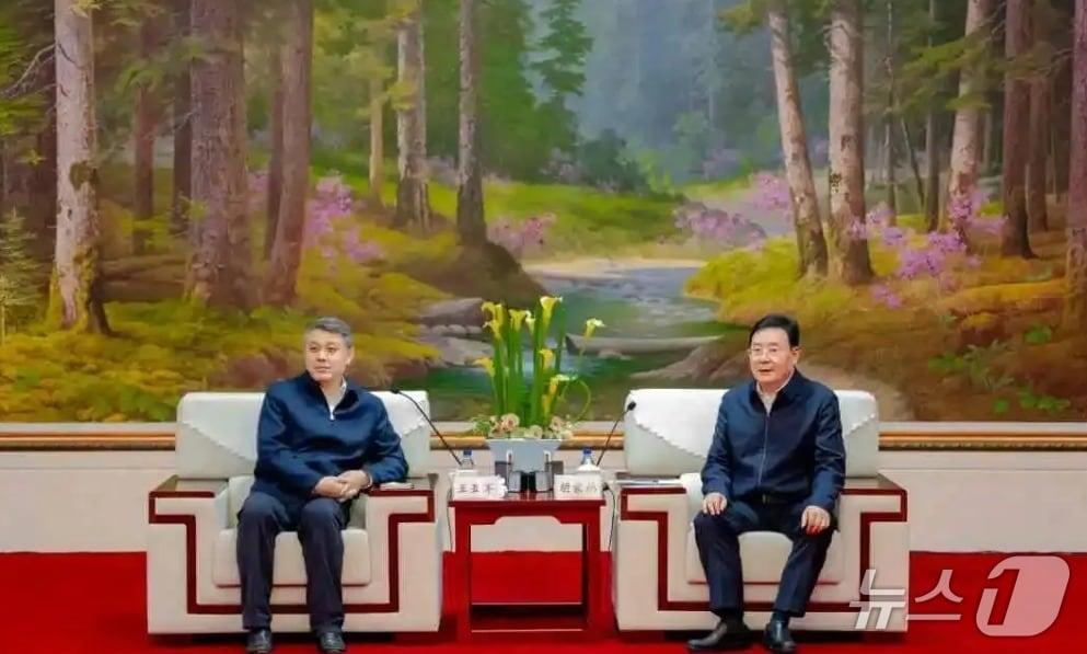 본문 이미지 - 왕야쥔 주북 중국대사(왼쪽)가 21일 후자푸 지린성 옌볜자치주 당위원회 서기와 만났다.(옌볜일보 갈무리)