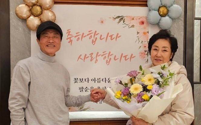 본문 이미지 - 기증자 강숙희 씨(오른쪽)와 남편 정상빈 씨. (한국장기조직기증원 제공)