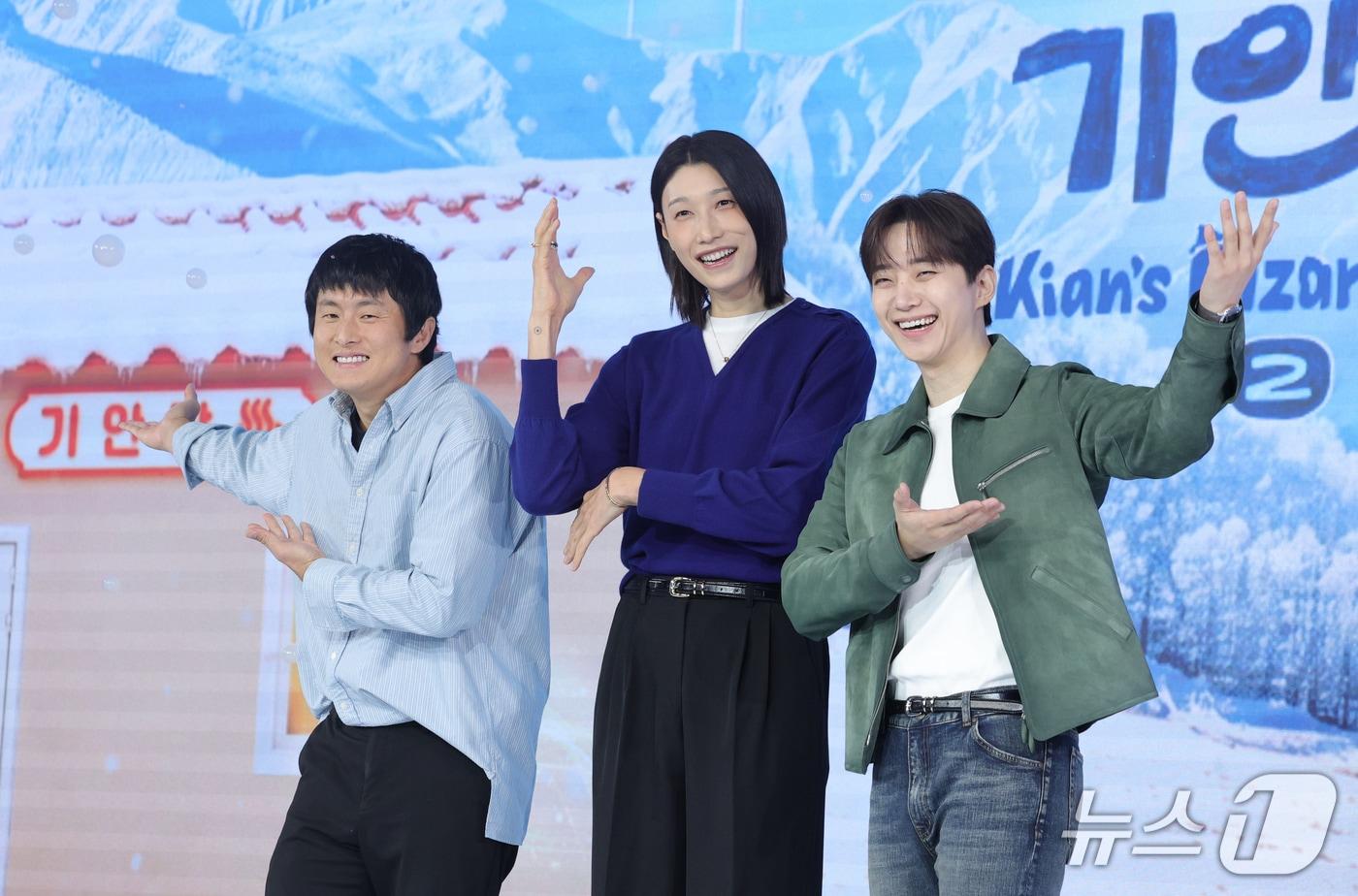 본문 이미지 - 방송인 기안84(왼쪽부터)와 김연경, 이준호가 22일 오전 서울 마포구 호텔나루 서울 엠갤러리에서 열린 넷플릭스 예능 ‘대환장 기안장 시즌2’ 제작발표회에 참석해 포즈를 취하고 있다. ‘대환장 기안장 시즌2’는 기안적 낭만이 가득한 대관령 기안장에서 기안84, 김연경, 이준호, 카즈하가 숙박객과 펼치는 기상천외한 신개념 민박 버라이어티 예능이다. 2026.9.22 ⓒ 뉴스1 권현진 기자