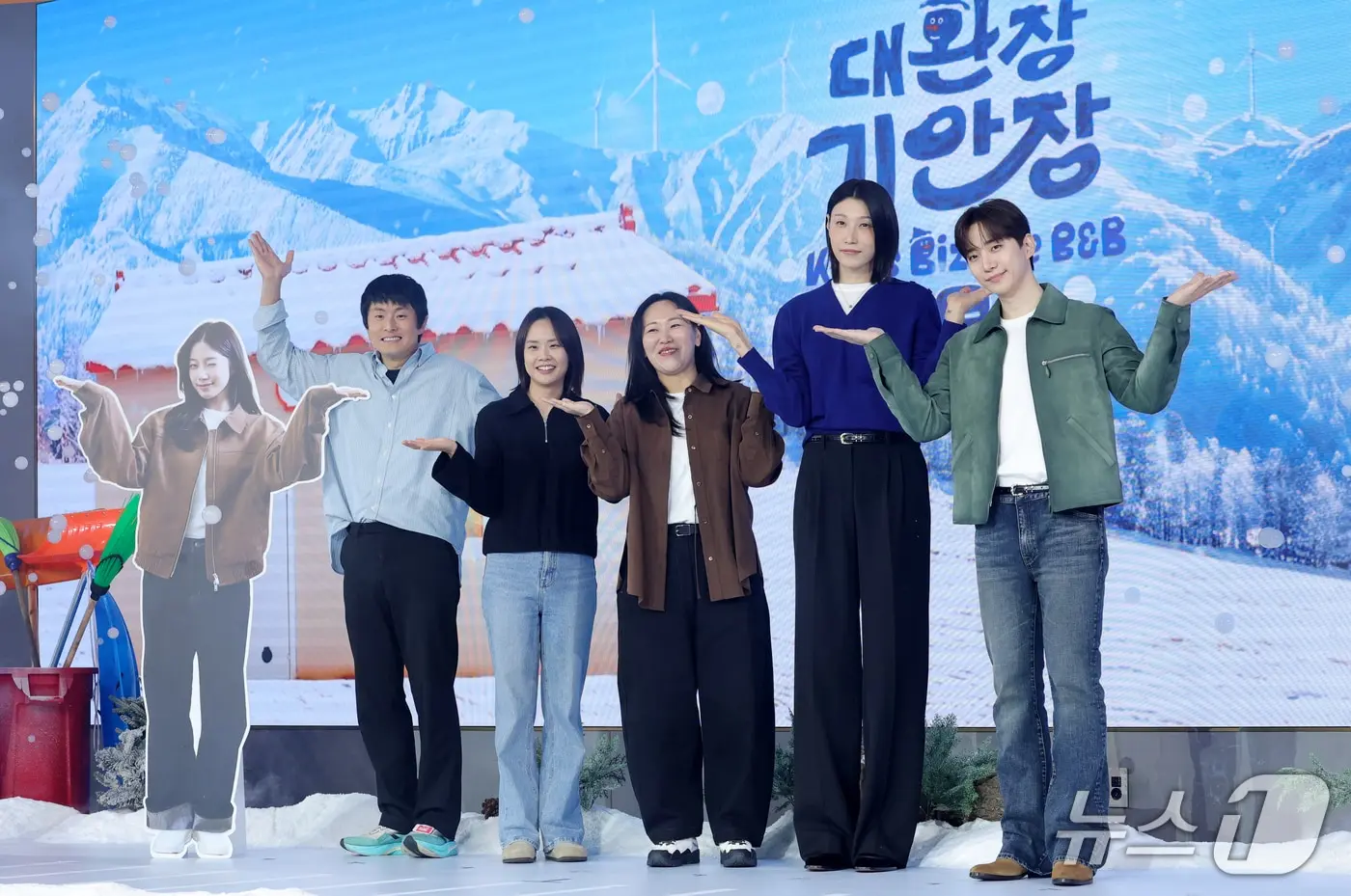본문 이미지 - 방송인 기안84(왼쪽부터)와 이소민 PD, 김지현 PD, 김연경, 이준호가 22일 오전 서울 마포구 호텔나루 서울 엠갤러리에서 열린 넷플릭스 예능 ‘대환장 기안장 시즌2’ 제작발표회에 참석해 포즈를 취하고 있다. ‘대환장 기안장 시즌2’는 기안적 낭만이 가득한 대관령 기안장에서 기안84, 김연경, 이준호, 카즈하가 숙박객과 펼치는 기상천외한 신개념 민박 버라이어티 예능이다. 2026.9.22 ⓒ 뉴스1 권현진 기자