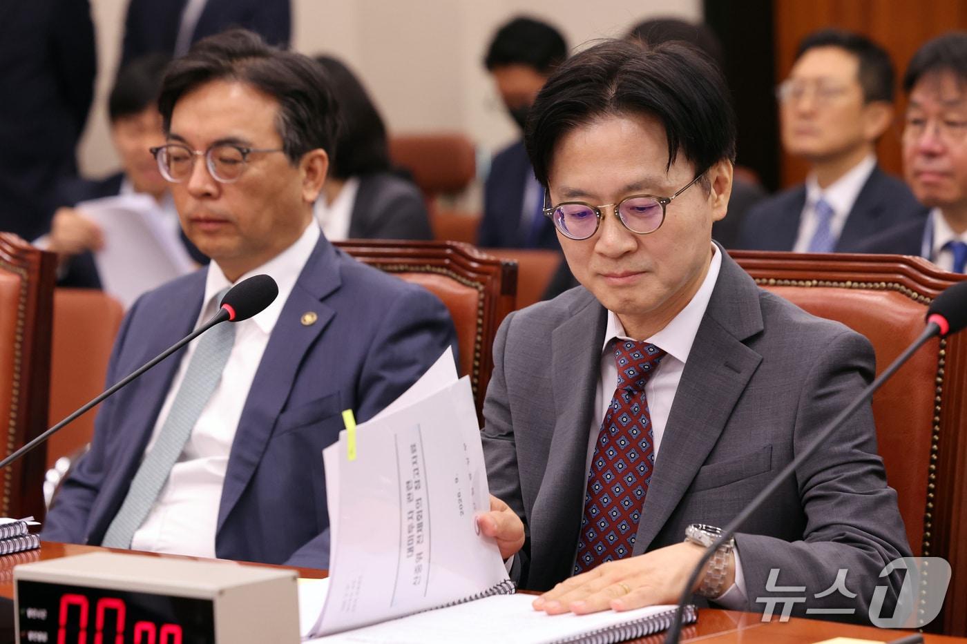 본문 이미지 - 김정관 산업통상부 장관이 22일 오전 서울 여의도 국회에서 열린 산업자통상자원중소벤처기업위원회 전체회의에서 '대한민국과 미합중국 간 전략적투자의 운영 및 관리를 위한 특별법'에 따른 대미투자 사전보고를 하기 전 자료를 살펴보고 있다. 사진 왼쪽은 박정성 통상교섭본부장. 2026.9.22 ⓒ 뉴스1 황기선 기자