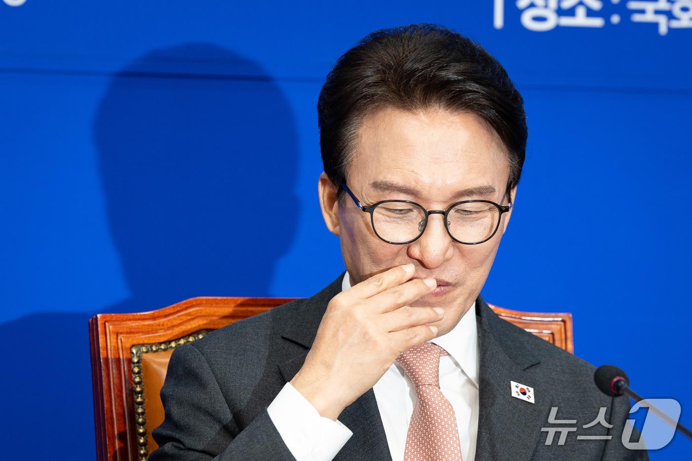 본문 이미지 - 김민석 더불어민주당 대표가 22일 서울 여의도 국회에서 열린 동물과더불어 TF 출범식에서 얼굴을 매만지고 있다. 2026.9.22 ⓒ 뉴스1 유승관 기자