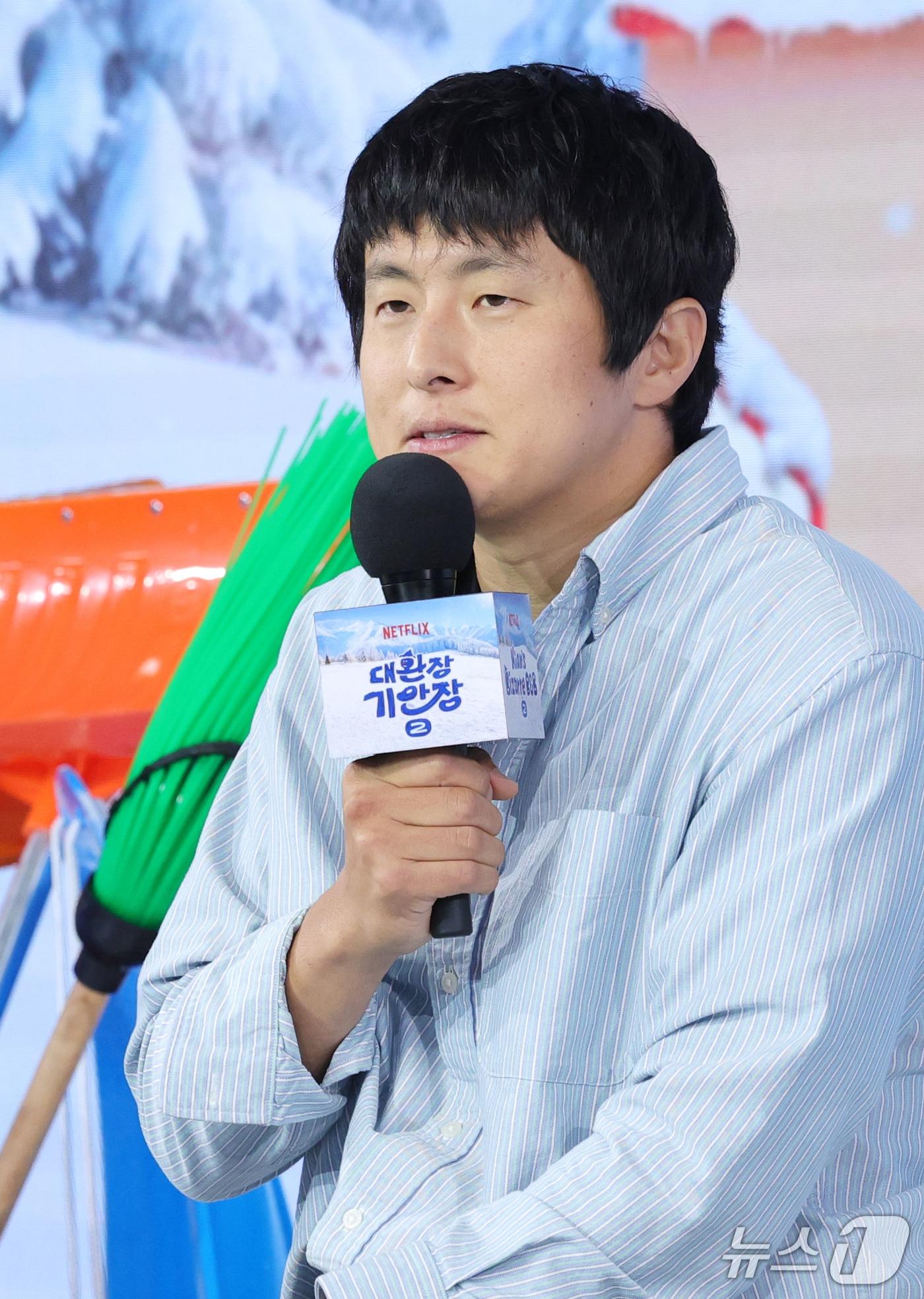 본문 이미지 - 방송인 기안84가 22일 오전 서울 마포구 호텔나루 서울 엠갤러리에서 열린 넷플릭스 예능 ‘대환장 기안장 시즌2’ 제작발표회에 참석해 인사말을 하고 있다. ‘대환장 기안장 시즌2’는 기안적 낭만이 가득한 대관령 기안장에서 기안84, 김연경, 이준호, 카즈하가 숙박객과 펼치는 기상천외한 신개념 민박 버라이어티 예능이다. 2026.9.22 ⓒ 뉴스1 권현진 기자