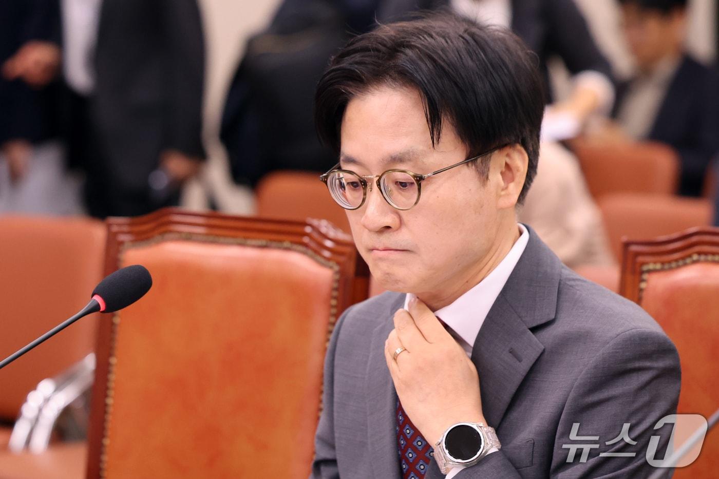 본문 이미지 - 김정관 산업통상부 장관이 22일 오전 서울 여의도 국회에서 열린 산업통상자원중소벤처기업위원회 전체회의에서 '대한민국과 미합중국 간 전략적투자의 운영 및 관리를 위한 특별법'에 따른 대미투자 사전보고를 하기 전 자료를 살펴보고 있다. 2026.9.22 ⓒ 뉴스1 황기선 기자