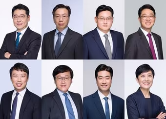 본문 이미지 - 첫째줄 왼쪽부터 장경수 변호사, 유정열 고문, 장윤석 대표변호사, 강신욱 대표변호사. 둘째줄 외쪽부터 이상현 변호사, 임보경 변호사, 김세진 선임외국변호사, 박현주 선임외국변호사