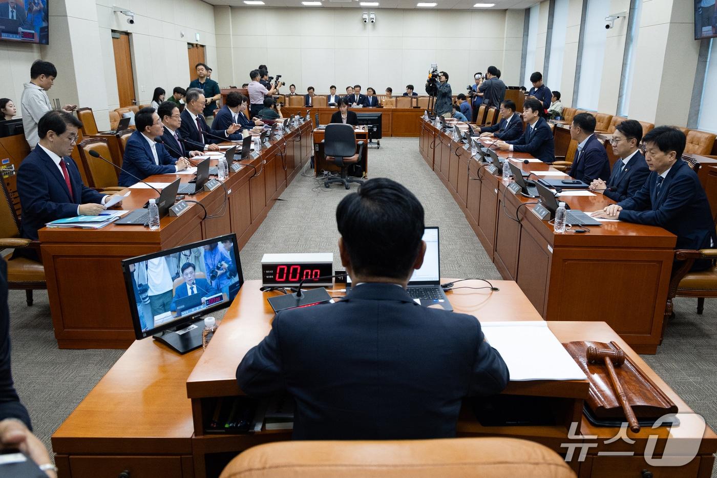 본문 이미지 - 조승래 국회 재정경제기획위원장이 지난 22일 서울 여의도 국회에서 열린 제439회 국회(정기회) 재정경제기획위원회 제4차 전체회의를 주재하고 있다. 2026.9.22 ⓒ 뉴스1 유승관 기자