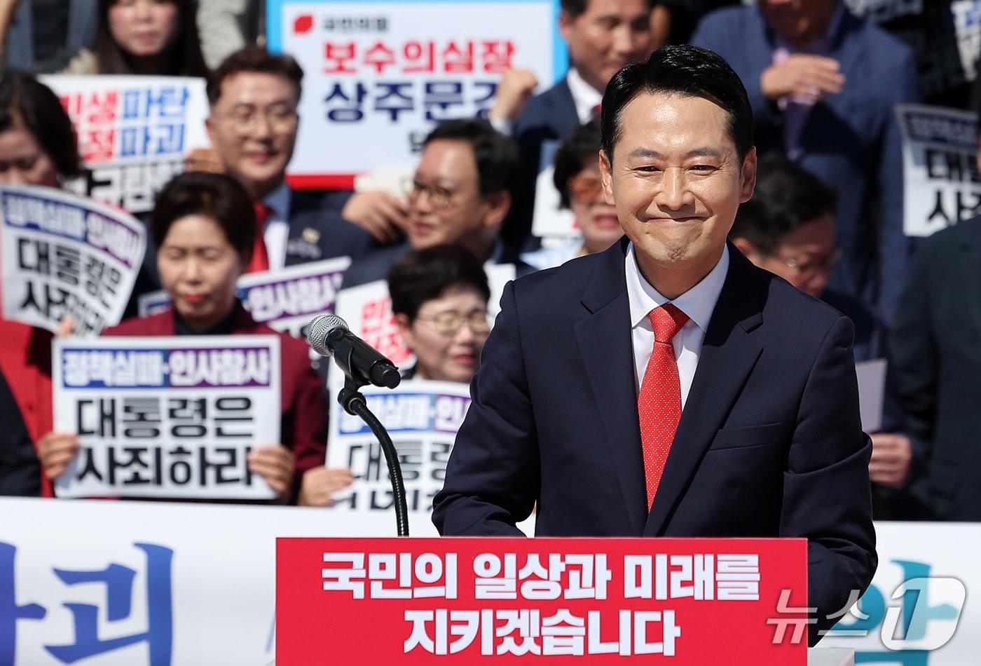 본문 이미지 - 장동혁 국민의힘 대표가 22일 서울 여의도 국회 본관 앞 계단에서 열린 이재명 정권 실정 대국민 보고대회에서 발언을 마친 후 미소 짓고 있다. 2026.9.22 ⓒ 뉴스1 김성진 기자