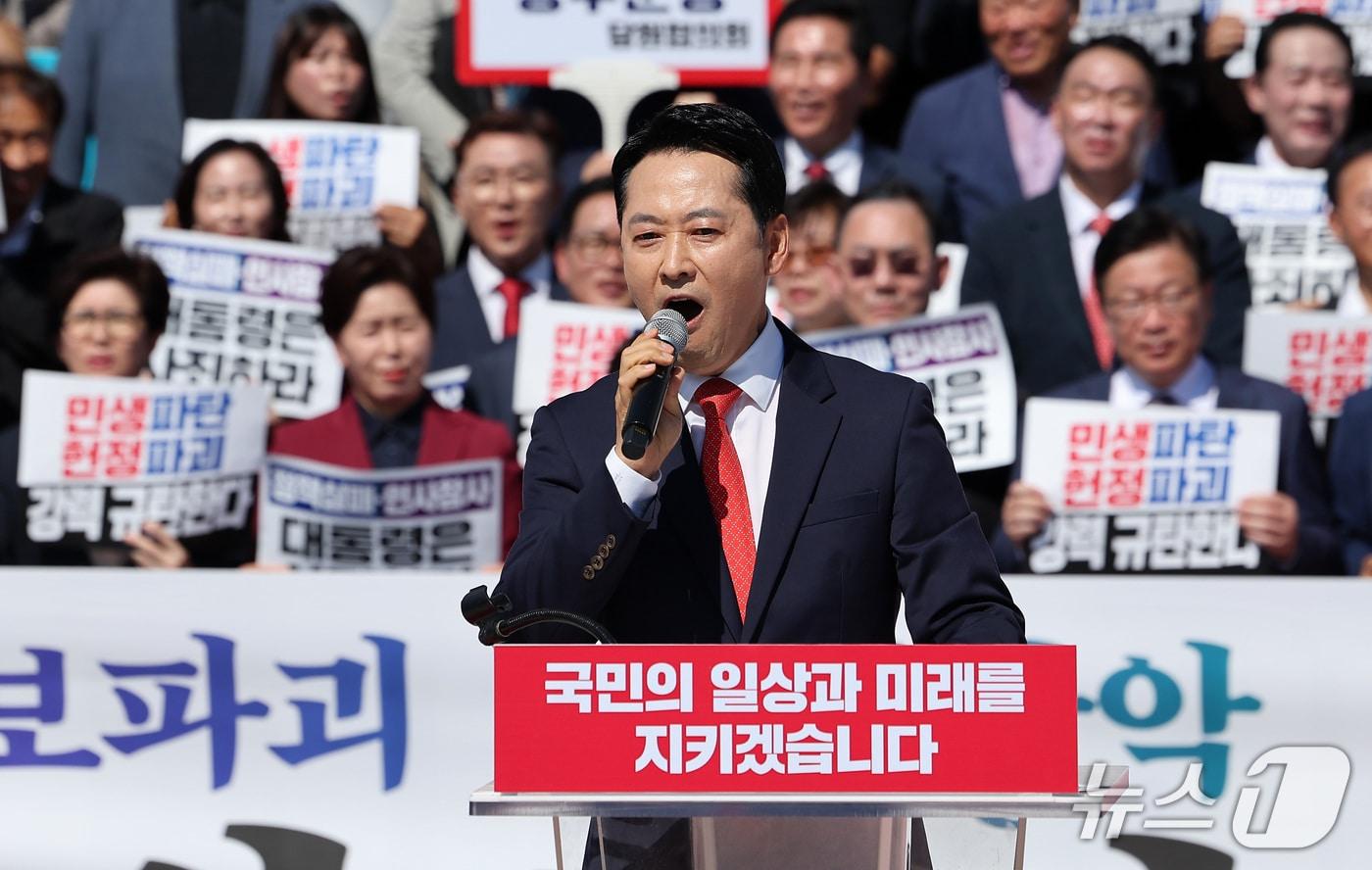 본문 이미지 - 장동혁 국민의힘 대표가 지난 22일 서울 여의도 국회 본관 앞 계단에서 열린 이재명 정권 실정 대국민 보고대회에서 발언하고 있다. 2026.9.22 ⓒ 뉴스1 김성진 기자