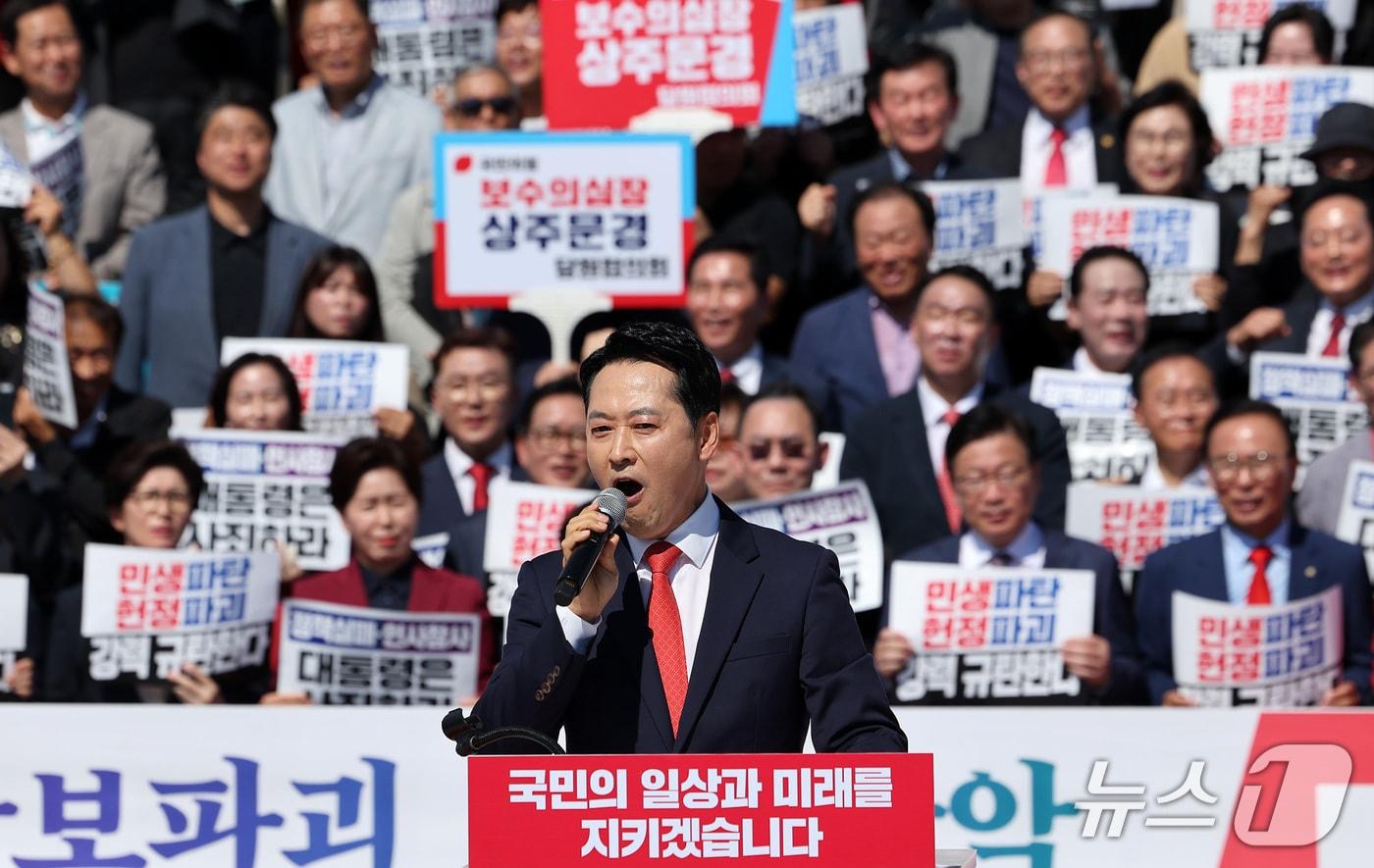 본문 이미지 - 장동혁 국민의힘 대표가 22일 서울 여의도 국회 본관 앞 계단에서 열린 이재명 정권 실정 대국민 보고대회에서 발언하고 있다. 2026.9.22 ⓒ 뉴스1 김성진 기자