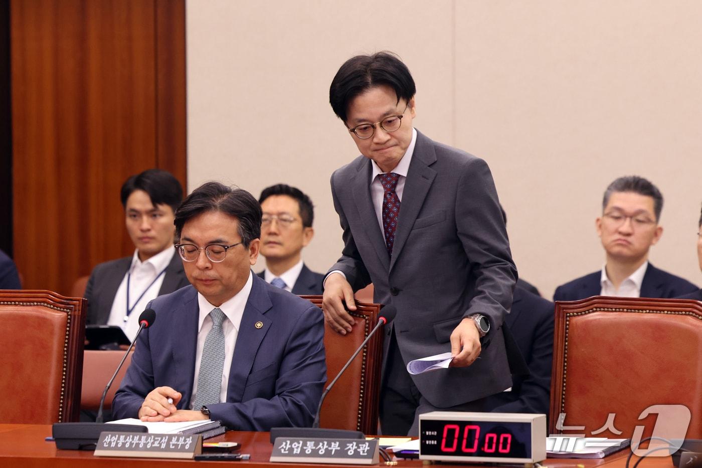본문 이미지 - 김정관 산업통상부 장관이 22일 오전 서울 여의도 국회에서 열린 산업통상자원중소벤처기업위원회 전체회의에서 '대한민국과 미합중국 간 전략적투자의 운영 및 관리를 위한 특별법'에 따른 대미투자 사전보고를 위해 이동하고 있다. 사진 왼쪽은 박정성 통상교섭본부장. 2026.9.22 ⓒ 뉴스1 황기선 기자