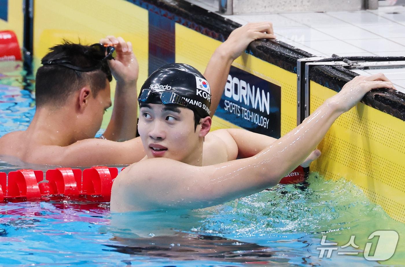본문 이미지 - 22일 도쿄 아쿠아틱스 센터에서 열린 2026 아이치·나고야 아시안게임 남자 400m 혼계영 예선을 마친 황선우가 기록을 확인하고 있다. ⓒ 뉴스1 김민지 기자