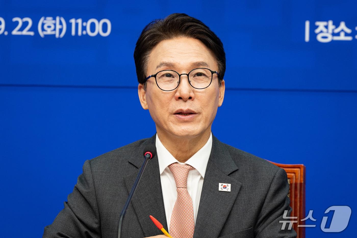 본문 이미지 - 김민석 더불어민주당 대표가 22일 서울 여의도 국회에서 열린 AI시대 품격사회·격차해소 민생안정 추진위원회 출범식에서 인사말을 하고 있다. 2026.9.22 ⓒ 뉴스1 유승관 기자