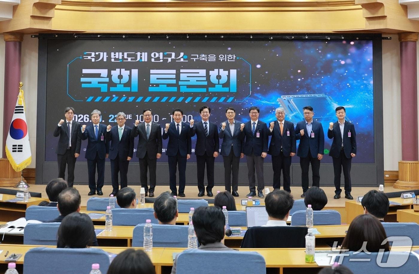 본문 이미지 - 허태정 시장이 지역 국회의원들과 22일 국회에서 '국가 반도체 연구소' 구축을 촉구하는 토론회를 개최했다. (시 제공. 재판매 및 DB 금지) /뉴스1