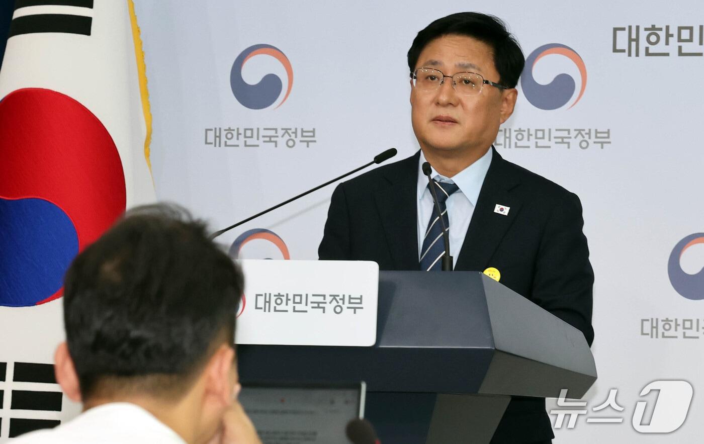 본문 이미지 - 김성환 기후에너지환경부 장관이 22일 서울 종로구 정부서울청사에서 원전 공론화 추진계획을 발표하고 있다. 기후에너지환경부는 이날 '원전 공론화 추진계획'을 국무회의에 보고하고 앞으로 약 3개월간 원전 공론화를 추진한다고 밝혔다. 2026.9.22 ⓒ 뉴스1 이종덕 기자