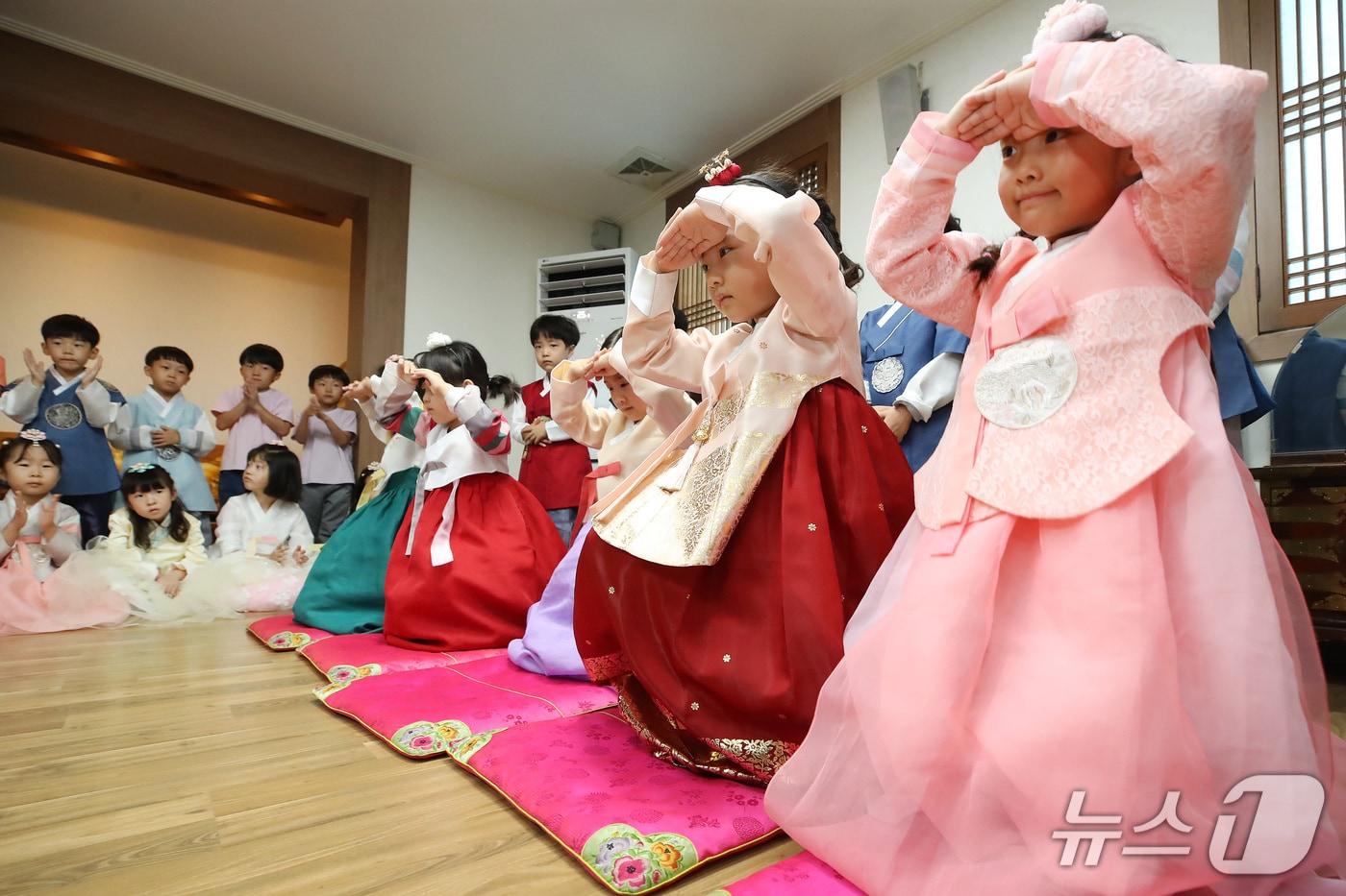 본문 이미지 - 추석을 사흘 앞둔 22일 대구 북구 대원유치원에서 한복을 곱게 차려입은 어린이들이 절하는 법을 배우고 있다. 2026.9.22 ⓒ 뉴스1 공정식 기자