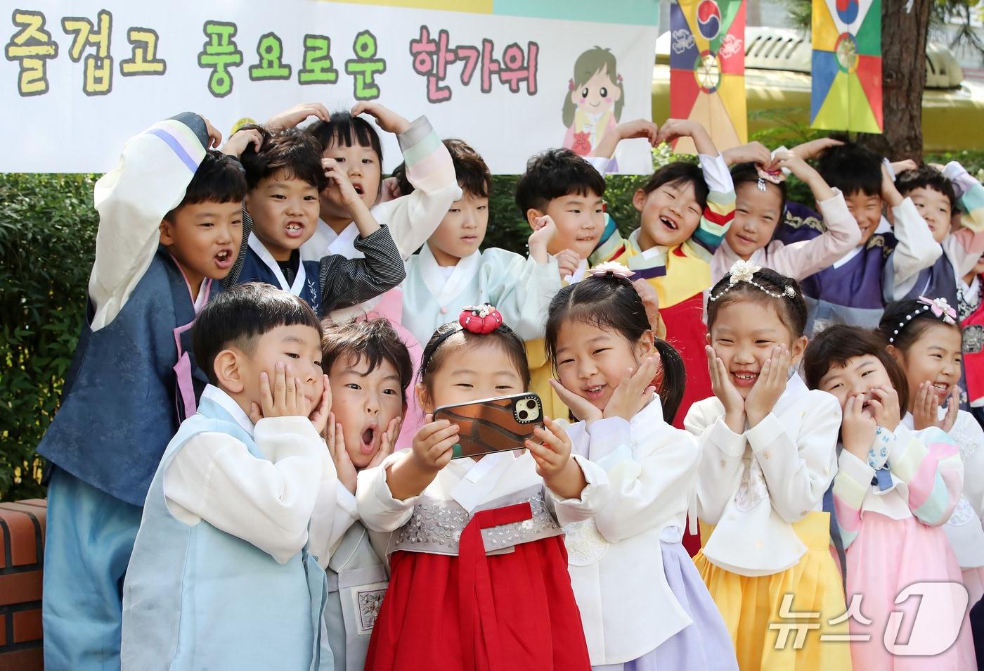 본문 이미지 - 추석 연휴를 이틀 앞둔 22일 대구 북구 대원유치원에서 한복을 곱게 차려입은 어린이들이 부모님과 가족에게 전할 명절 인사를 남기고 있다. 2026.9.22 ⓒ 뉴스1 공정식 기자