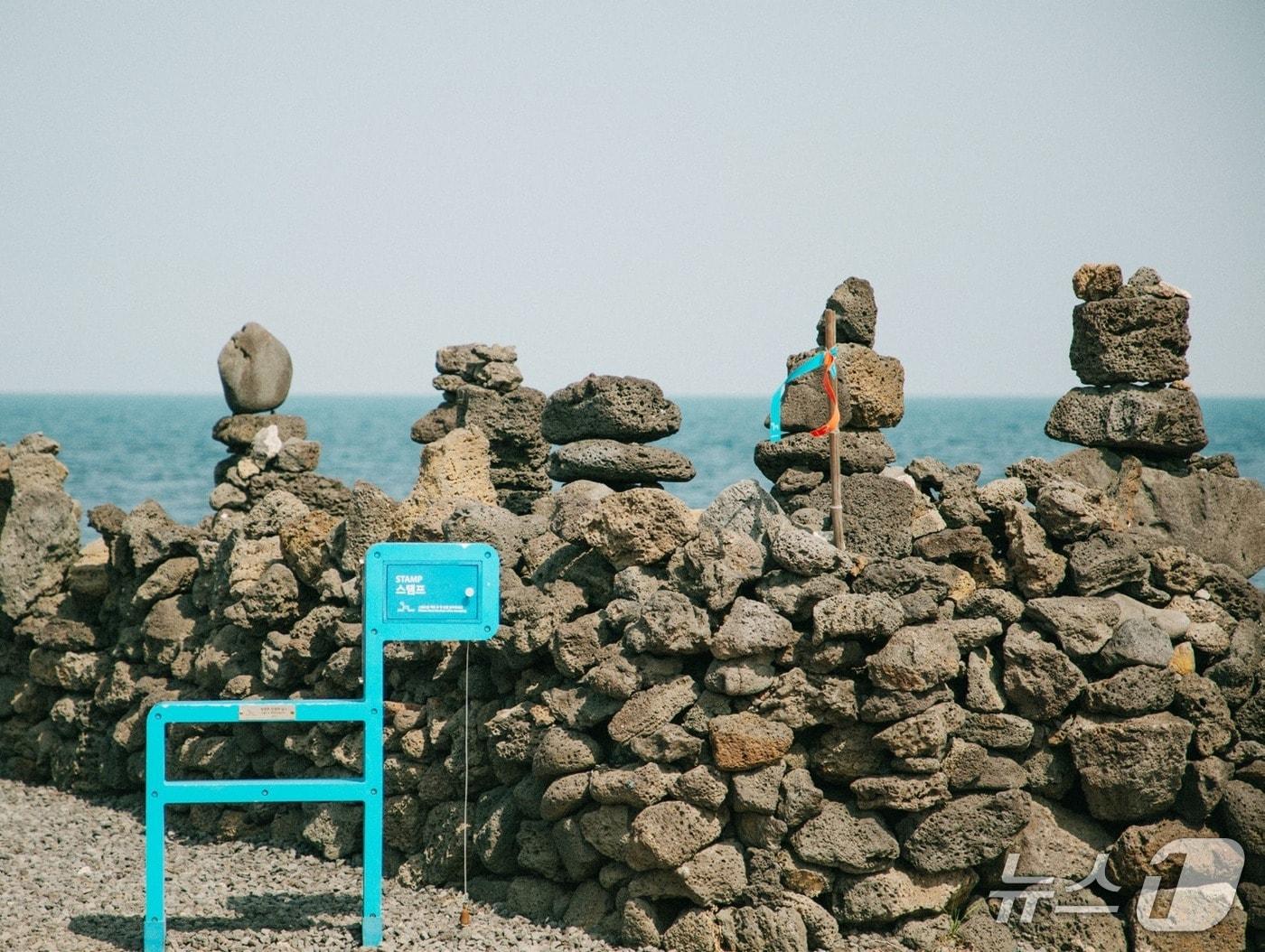본문 이미지 - 제주 올레길 21코스인 제주시 구좌읍 해안가에 설치된 올레길 마스코트이자 이정표 '간세'.(제주올레 홈페이지 갈무리. 재판매 및 DB 금지)