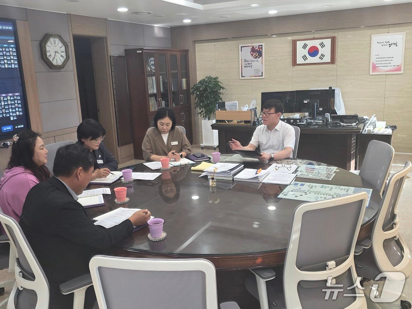 본문 이미지 -  오광석 경기 양평군 부군수가 21일 경마공원 유치를 위한 전담 조직 전략회의를 진행하고 있다.(양평군 제공. 재판매 및 DB 금지)/뉴스1