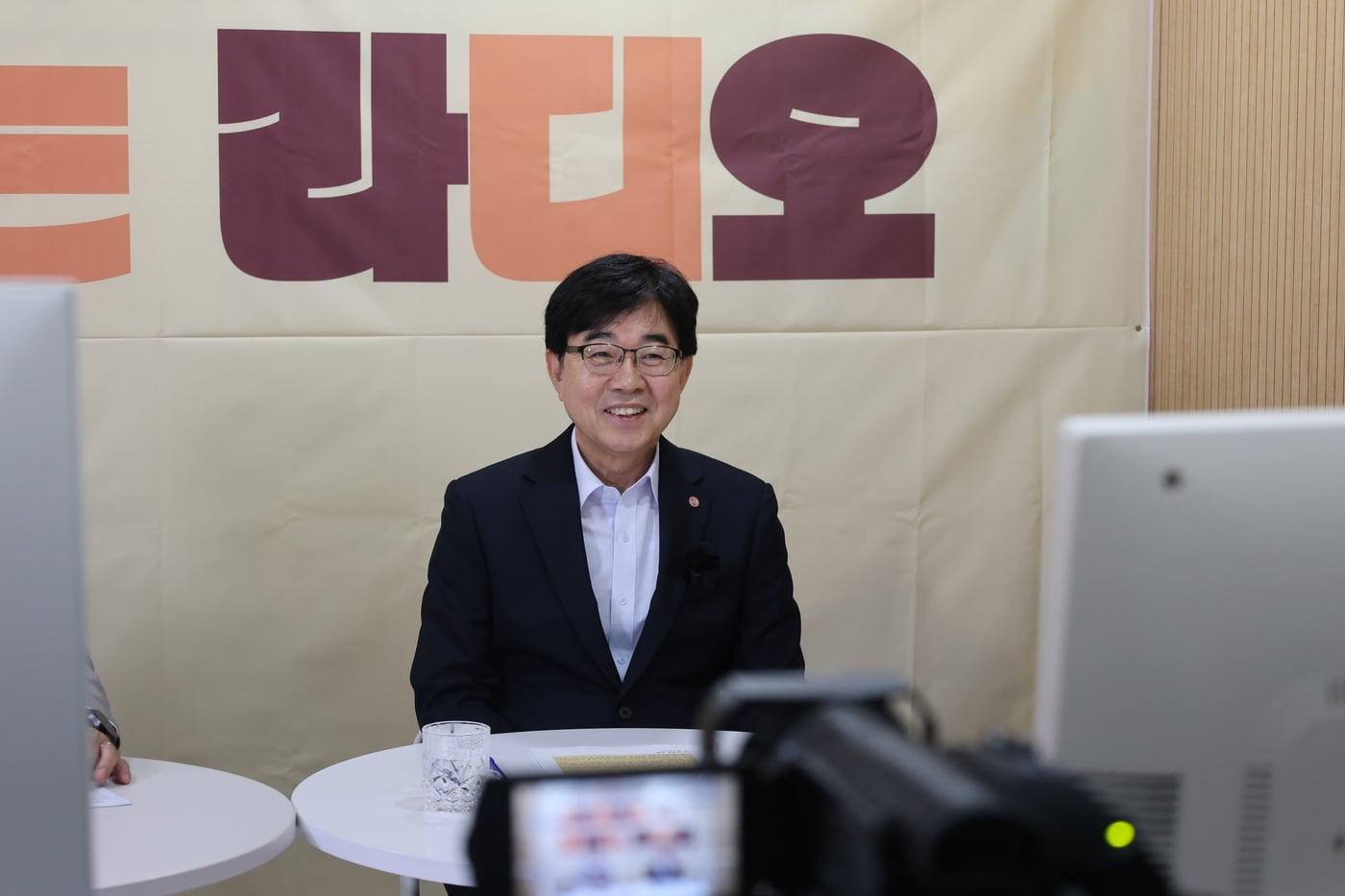 본문 이미지 - 인태연 소상공인시장진흥공단 이사장이 보이는 청렴라디오를 열고 임직원과 소통하고 있다.(소상공인시장진흥공단 제공)