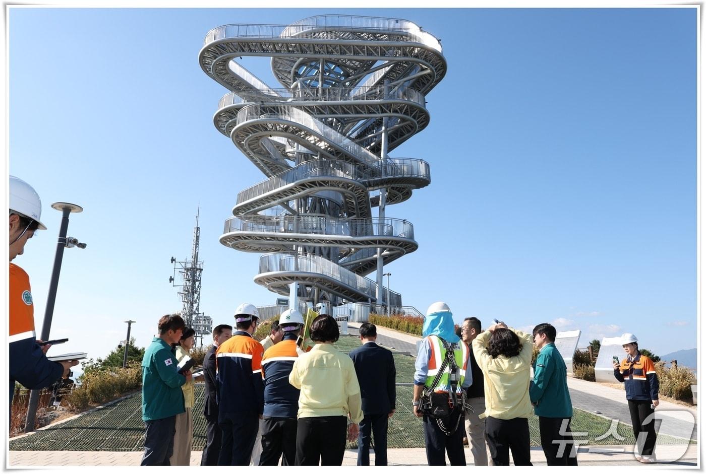 본문 이미지 - 박성현 광양시장이  '찾아가는 소통시장실'을 맞아 오는 10월 시범운영을 앞둔 파노라마 워크 현장을 찾아 준비상황을 점검했다.(광양시 제공)