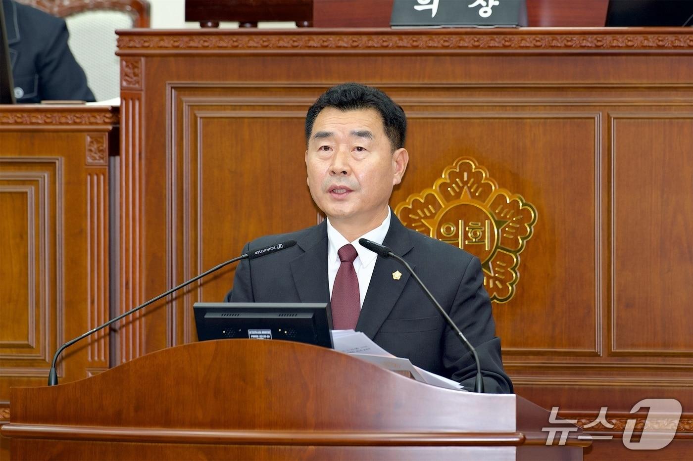 본문 이미지 - 김홍수 강원 강릉시의원이 22일 제332회 제1차 정례회 제3차 본회의에서 시의원 19명이 전원 참여한 '강원FC 홈경기 강릉·춘천 분산 개최 결정 철회 촉구 성명서'를 대표 낭독하고 있다.(강릉시의회 제공. 재판매 및 DB 금지) 2026.9.22/뉴스1
