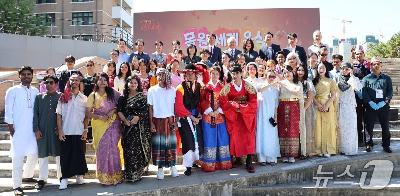 본문 이미지 - 목원대는 22일 외국인 유학생 세계음식문화축제를 열고 음식으로 문화 교류를 진행한 가운데 식권 판매 수익금은 네팔 홍수 피해 복구에 기부하기로 했다. (목원대학교 제공. 재판매 및 DB금지) /뉴스1