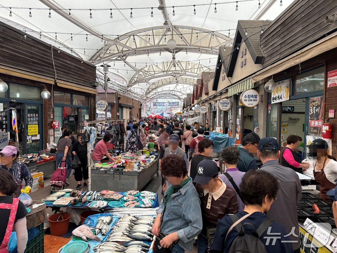 본문 이미지 - 추석 연휴를 이틀 앞둔 22일 오전 강원 춘천 풍물시장에서 시민들이 명절 장을 보고 있다.2026.9.22 한귀섭 기자