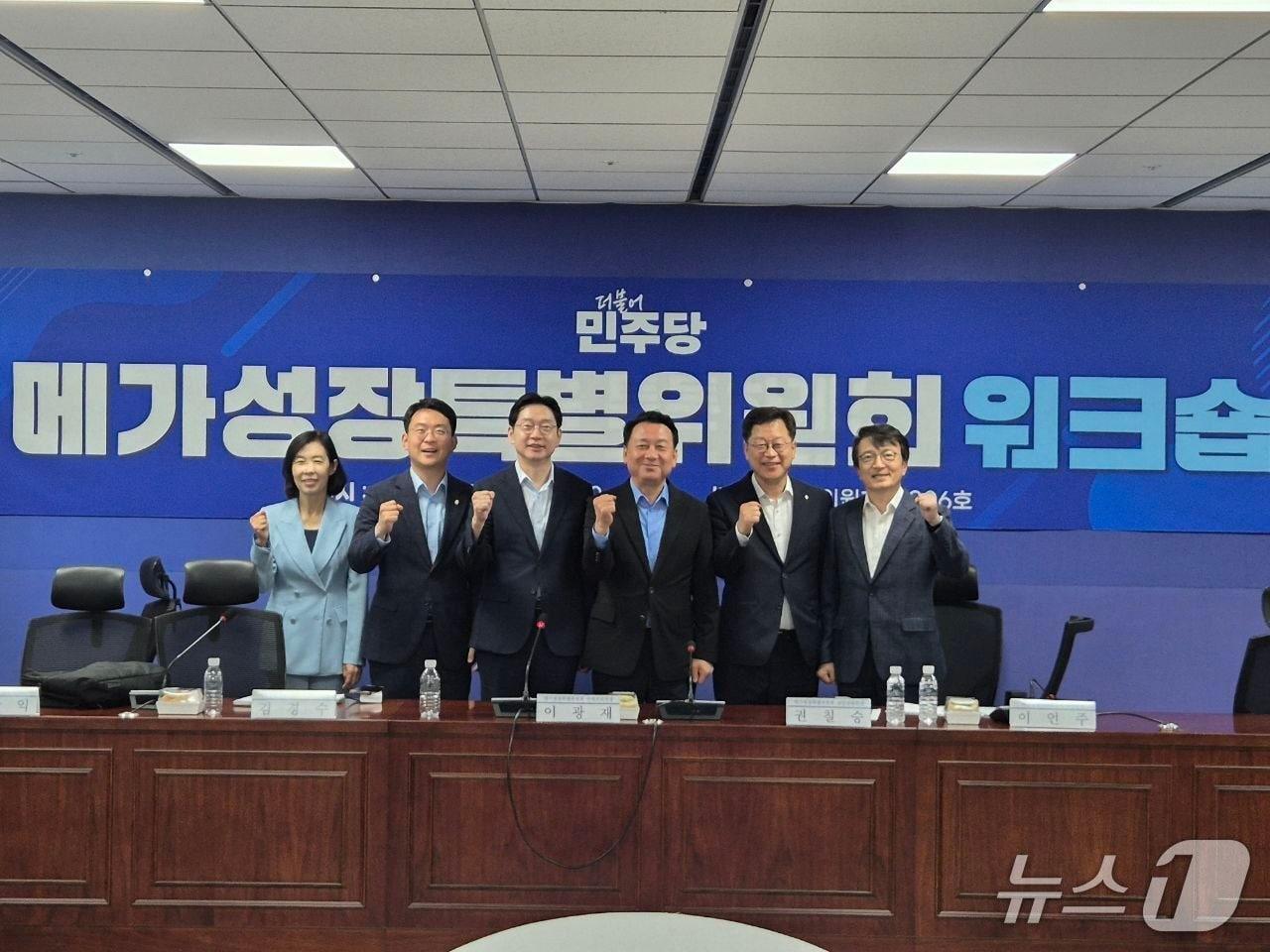 본문 이미지 - 22일 더불어민주당 메가성장특별위원회 전북분과가 국회 소통관에서 출범 기자회견을 열고 공식 활동에 들어갔다. 사진 왼쪽부터 박경미 대변인, 박지원 의원, 김경수 상임부위원장, 이광재  수석부위원장, 안호영 의원, 김의겸 의원.(의원실 제공, 재판매 및 DB 금지)2026.9.22/뉴스1