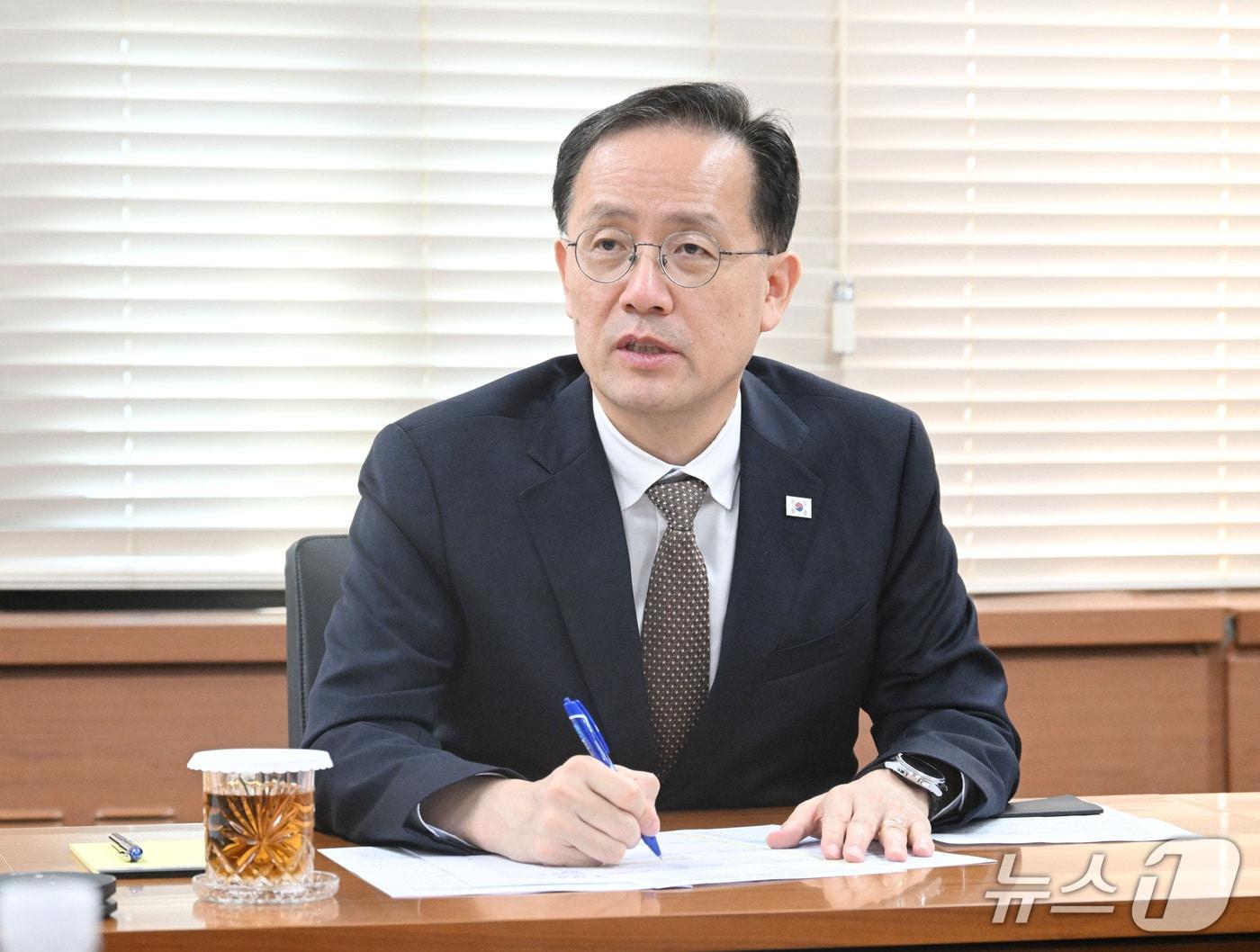 본문 이미지 - 이형일 부총리 겸 재정경제부 장관이 22일 서울 종로구 정부서울청사에서 열린 재정경제부 주요간부회의를 주재하고 있다. (재정경제부 제공. 재판매 및 DB 금지) 2026.9.22 ⓒ 뉴스1
