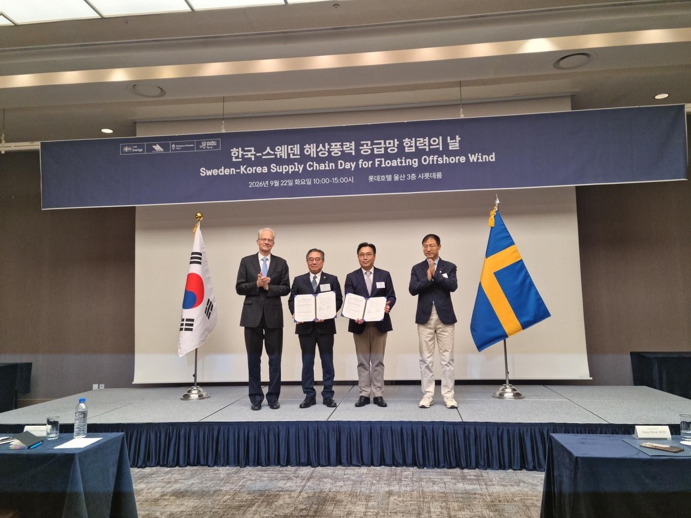 본문 이미지 - 22알 울산에서 열린 '한국-스웨덴 해상풍력 공급망 협력의 날'에 참석한 칼-울르프 안데르손(가장 왼쪽부터)  주한스웨덴대사, 주영규 문무바람㈜ 대표, 이승엽 GS엔텍영업본부장, 김상욱 울산시장이 행사 기념촬영을 하고 있다. (GS 제공)