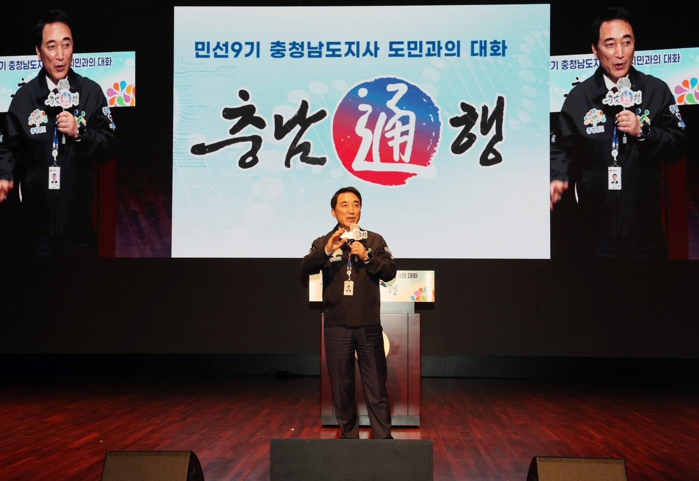 본문 이미지 - 도민과 대화 중인 박수현 충남지사 (도 제공. 재판매 및 DB 금지)/뉴스1