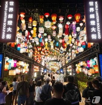 본문 이미지 - '2026 국제 중추절 등불 카니발' 세계 등불 거리에 전시된 진주실크등(진주시 제공. 재판매 및 DB 금지).