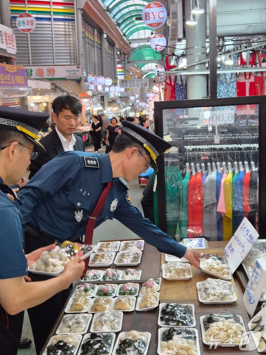 본문 이미지 - 22일 인천 계양산 전통시장을 방문한 유승렬 인천경찰청장.(인천경찰청 제공.재판매 및 DB금지)2026.09.22/뉴스1