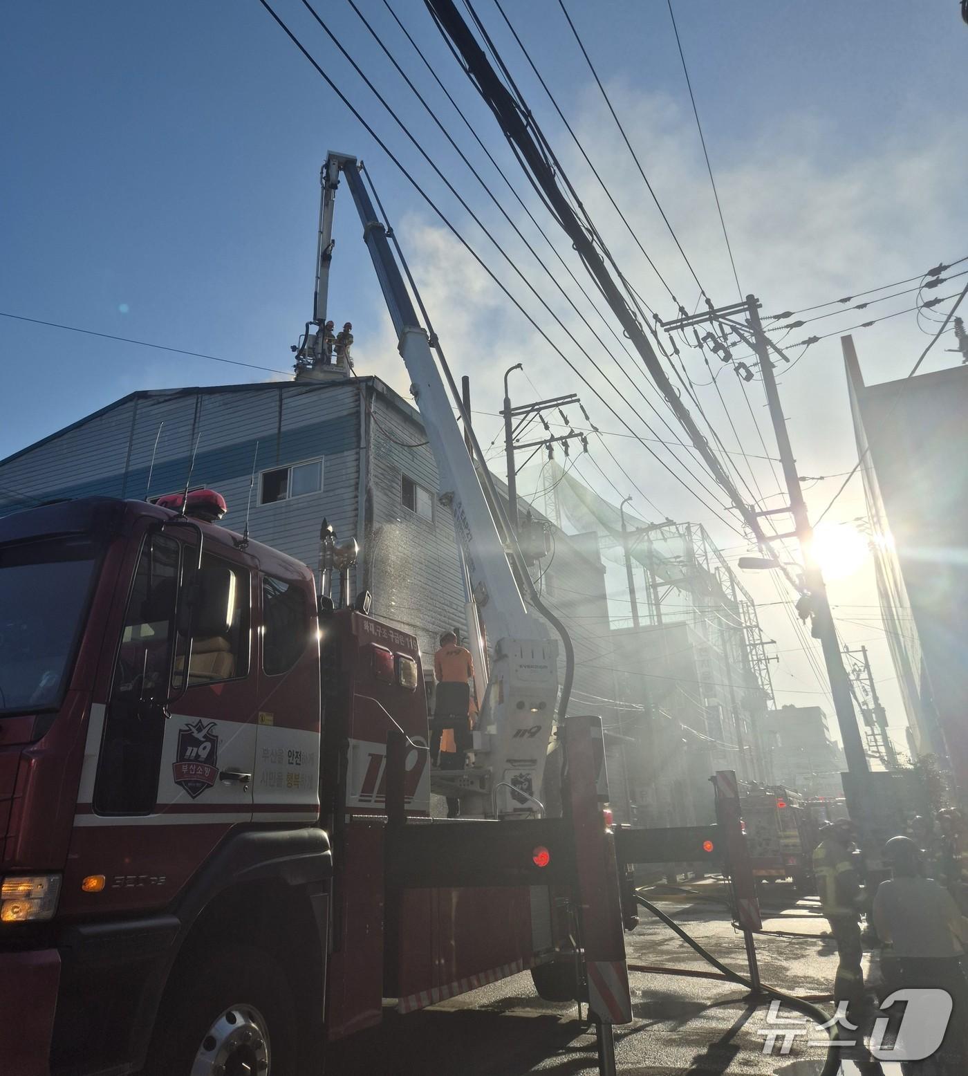 본문 이미지 - 22일 오전 부산 사상구 감전동의 한 공장에서 발생한 화재를 소방당국이 진화 작업을 하고 있다.(부산소방재난본부 제공. 재판매 및 DB 금지)