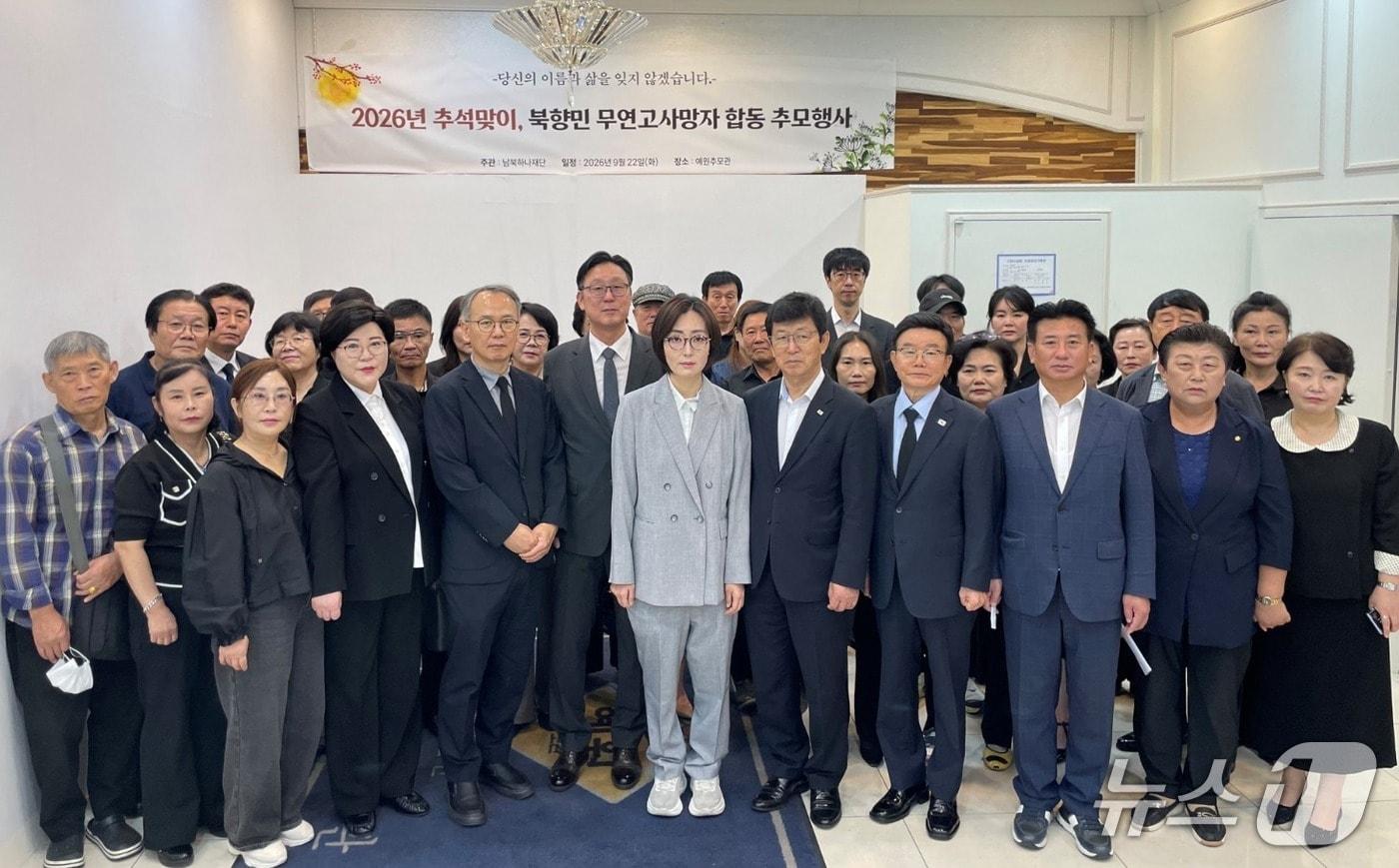 본문 이미지 - 남북하나재단은 지난 21일 이은석 이사장 직무대행이 서울 은평구에 거주하는 취약계층 북향민의 자택을 찾아 생활 여건과 건강 상태, 주거·경제적 어려움 등을 살피고 명절 인사를 전했다고 22일 밝혔다. (남북하나재단 제공)