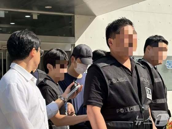 본문 이미지 -  이혼소송 중인 아내를 흉기로 살해한 30대 남성 A 씨가 3일 구속 전 피의자 심문(영장실질심사)에 출석하기 위해 경기 성남시 분당경찰서 유치장을 나오고 있다. /뉴스1