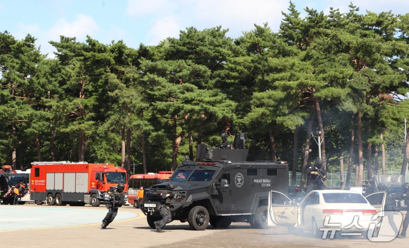 본문 이미지 - 울산경찰청 등 19개 기관이 22일 울산문수축구경기장에서 '2026년 대테러 관계기관 합동훈련'을 가졌다.(울산경찰청 제공. 재판매 및 DB 금지)/뉴스1