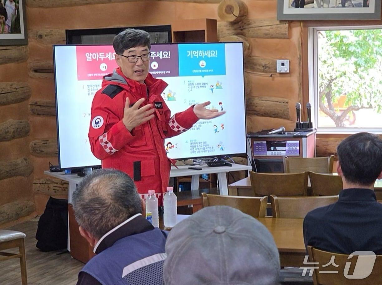 본문 이미지 - 남송희 동부지방산림청장이 22일 강원 양양 어성리 마을주민들을 대상으로 산불 예방 수칙을 설명하고 있다. (동부지방산림청 제공. 재판매 및 DB 금지) 2026.9.22/뉴스1