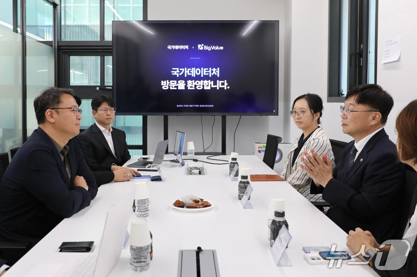본문 이미지 - 안형준 국가데이터처장은 22일 서울 성동구의 데이터 기술 기업 ‘빅밸류’를 방문해 인공지능(AI) 기반 데이터 행정혁신 방안에 관하여 논의했다. (국가데이터처 제공)