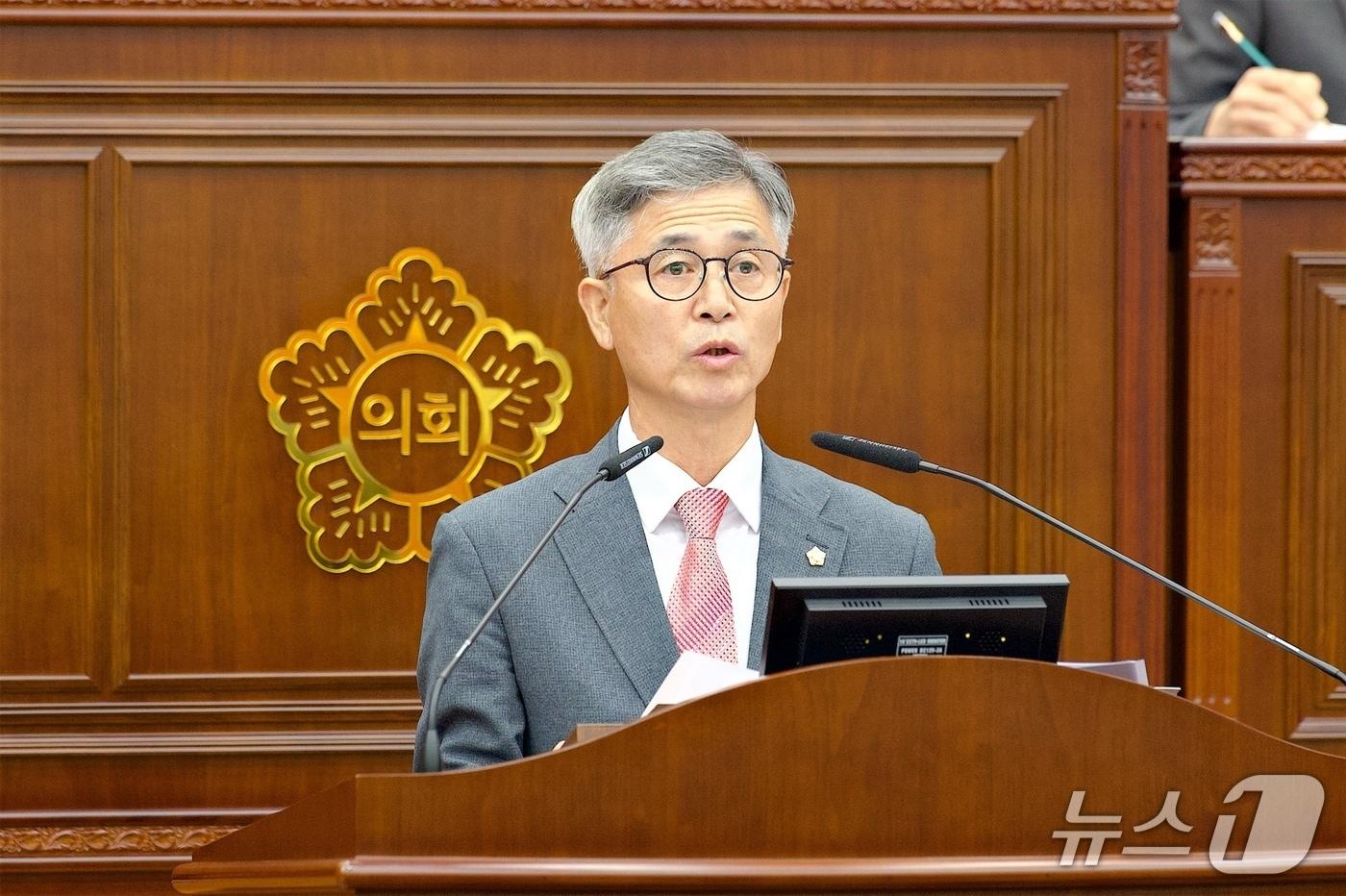 본문 이미지 - 김진용 강원 강릉시의원이 22일 열린 제332회 강릉시의회 제1차 정례회 제3차 본회의 10분 자유발언에서 남강릉역 신설을 제안하고 있다.(강릉시의회 제공. 재판매 및 DB 금지) 2026.9.22/뉴스1
