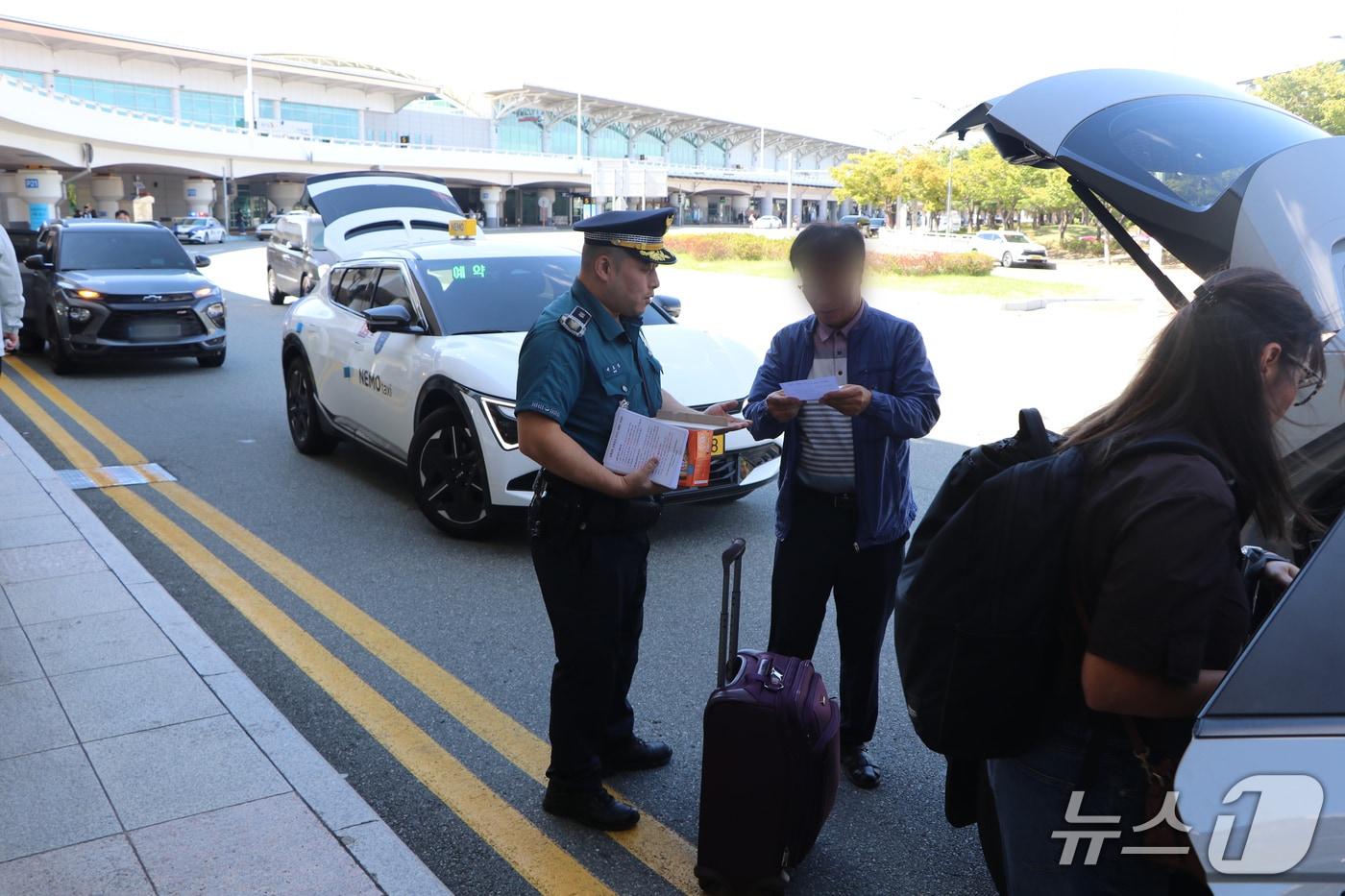 본문 이미지 - 김해공항 인근 도로서 계도활동을 펼치는 모습 (김해공항 제공. 재판매 및 DB 금지)