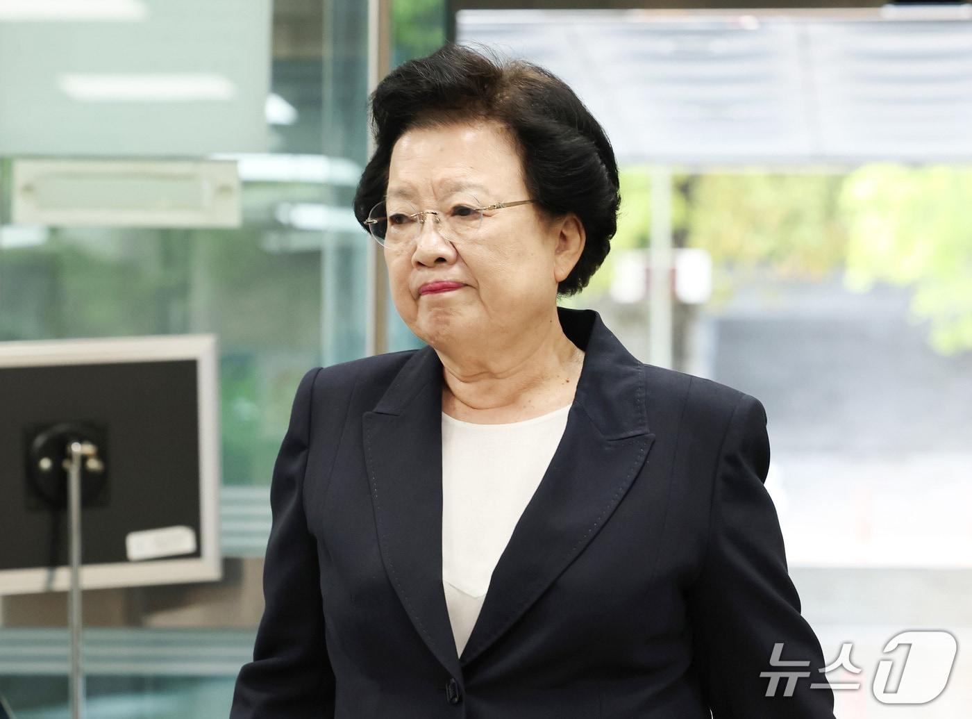 본문 이미지 - 이배용 전 국가교육위원장이 22일 서울 서초구 서울중앙지법에서 열린 선고공판에 출석하고 있다. 이 전 국가교육위원장은 김건희 여사에게 임명 청탁과 함께 265만원 상당 금거북이와 세한도 복제품을 전달한 혐의를 받고 있다. (공동취재) 2026.9.22 ⓒ 뉴스1 이종수 기자