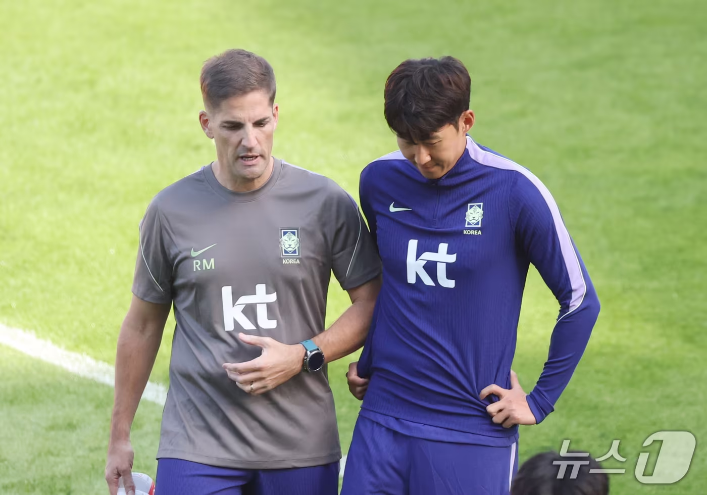 본문 이미지 - 로베르트 모레노 한국 축구대표팀 감독과 손흥민.  ⓒ 뉴스1 김영운 기자