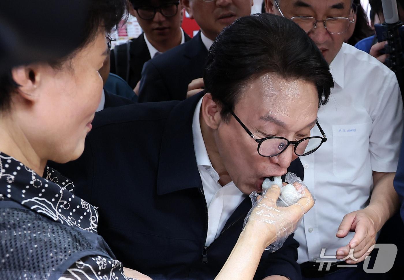 본문 이미지 - 김민석 더불어민주당 대표가 지난 22일 인천 남동구 모래내시장을 방문해 떡 시식을 하고 있다. 2026.9.22 ⓒ 뉴스1 김성진 기자