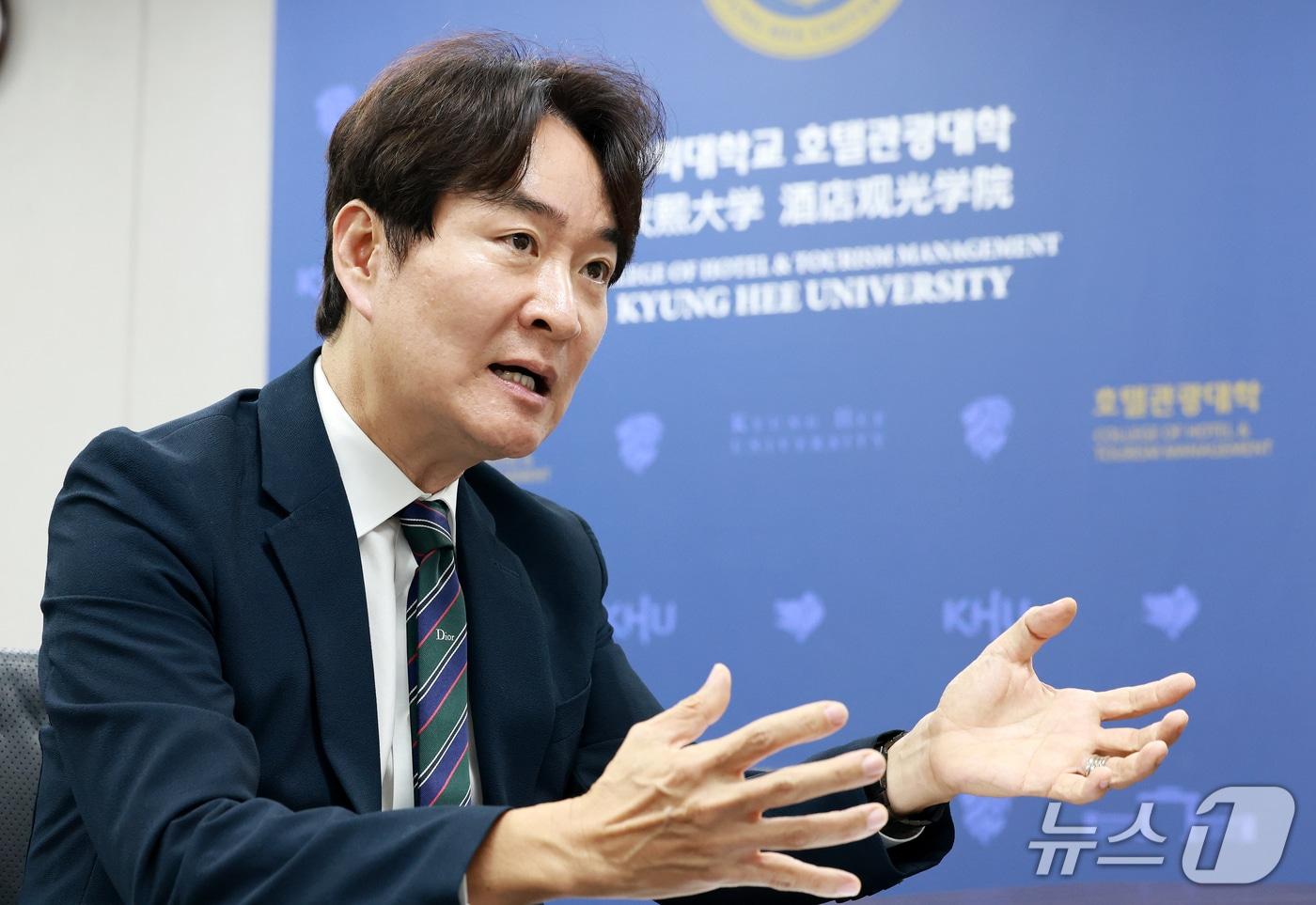 본문 이미지 - 서원석 경희대 호텔관광대학장 겸 한국관광학회장이 22일 서울 동대문구 경희대학교 호텔관광대학관에서 뉴스1과 인터뷰를 하고 있다. ⓒ 뉴스1 이호윤 기자