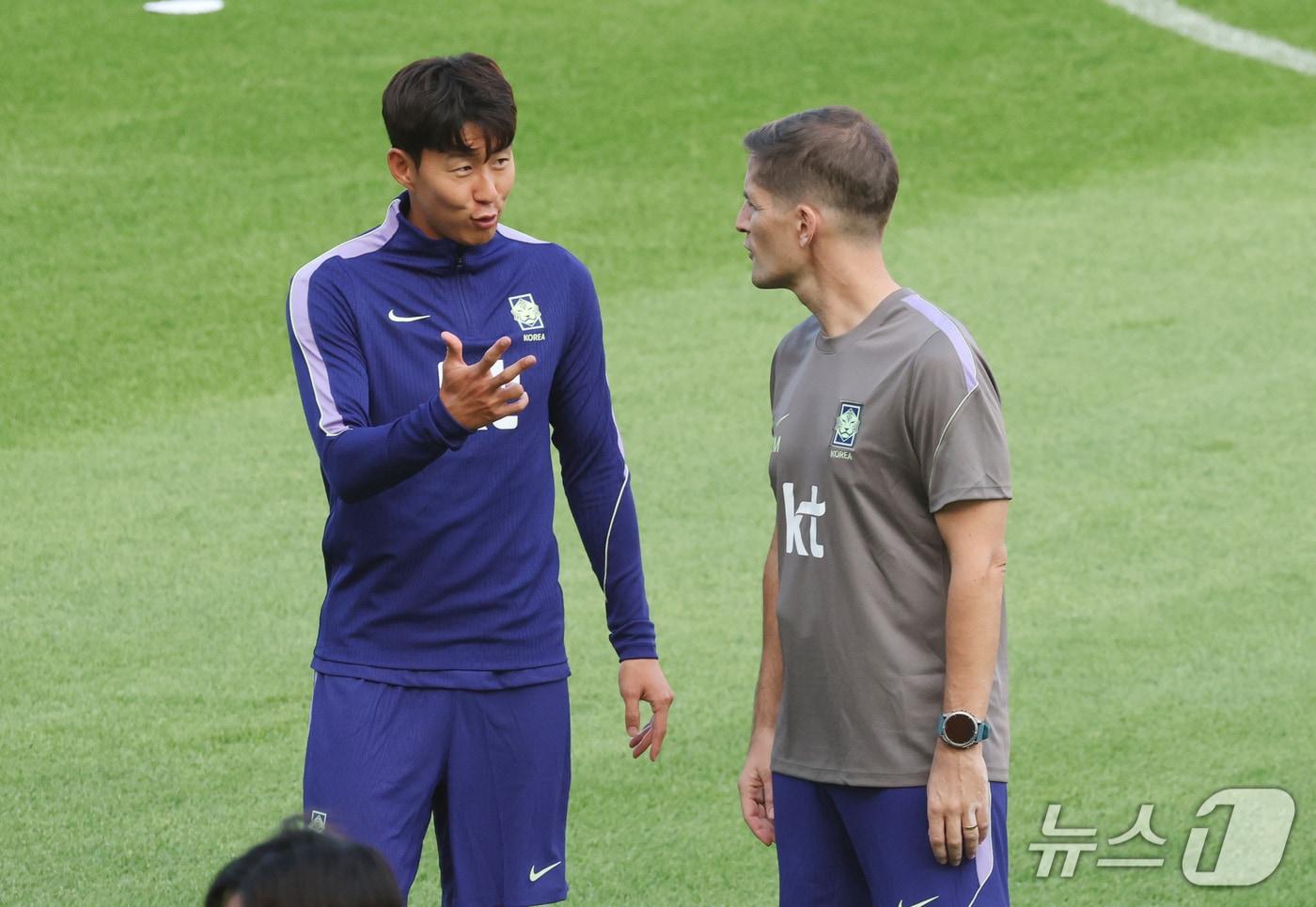 본문 이미지 - 로베르트 모레노 한국 축구대표팀 감독과 손흥민. ⓒ 뉴스1 김영운 기자