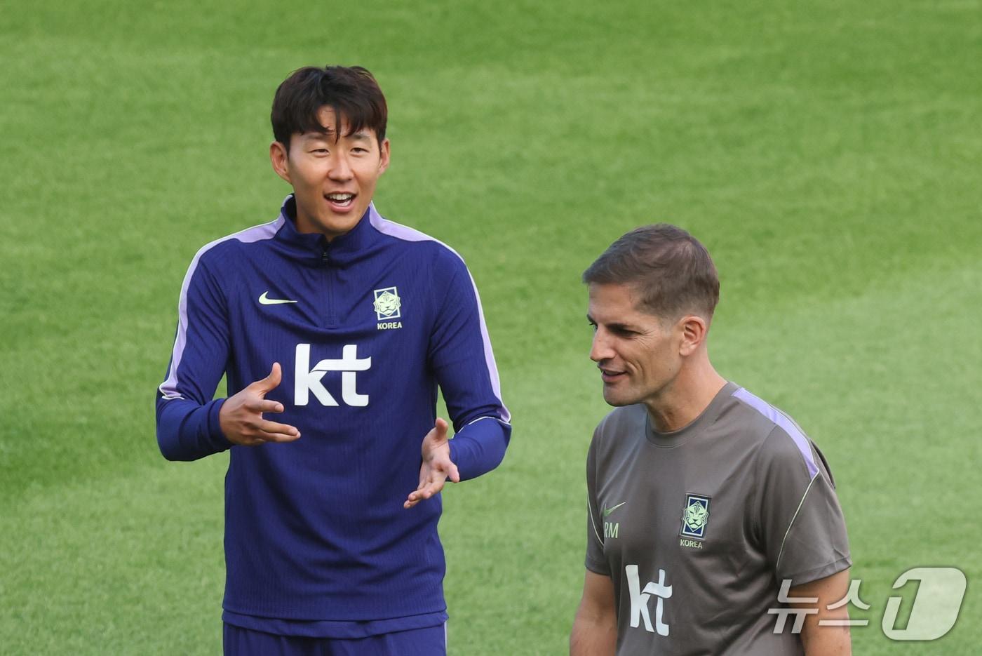 본문 이미지 - 로베르트 모레노 한국 축구대표팀 감독과 손흥민이 22일 충남 천안시 서북구 코리아풋볼파크에서 열린 오픈트레이닝에서 이야기를 나누고 있다. 2026.9.22 ⓒ 뉴스1 김영운 기자