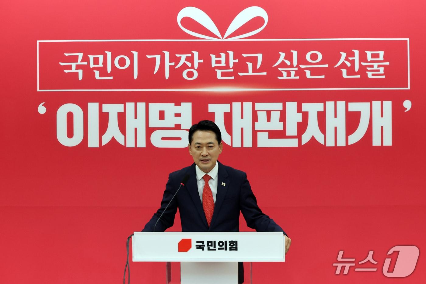본문 이미지 - 장동혁 국민의힘 대표가 지난 22일 오후 서울 여의도 국회에서 조희대 대법원장 대법관 재제청 거부와 서부전선 비무장지대(DMZ) 군사분계선(MDL) 지뢰 폭발 사고 등 현안 관련 관련 기자회견을 하고 있다. 2026.9.22 ⓒ 뉴스1 황기선 기자