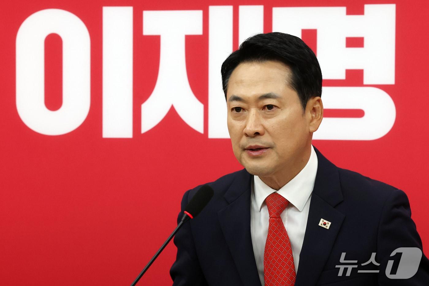 본문 이미지 - 장동혁 국민의힘 대표가 22일 오후 서울 여의도 국회에서 조희대 대법원장 대법관 재제청 거부와 서부전선 비무장지대(DMZ) 군사분계선(MDL) 지뢰 폭발 사고 등 현안 관련 관련 기자회견을 하고 있다. 2026.9.22 ⓒ 뉴스1 황기선 기자